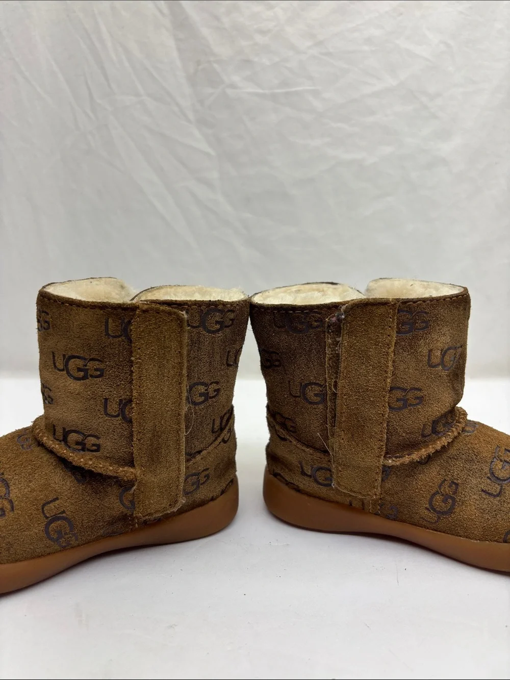 UGG baby’s Chestnut Logo Classic Boot, SZ 6, box 78
